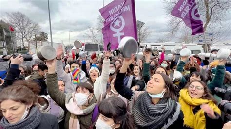 K­a­d­ı­k­ö­y­­d­e­ ­K­a­d­ı­n­l­a­r­ı­n­ ­T­e­n­c­e­r­e­-­T­a­v­a­l­ı­ ­Z­a­m­ ­P­r­o­t­e­s­t­o­s­u­n­a­ ­P­o­l­i­s­ ­E­n­g­e­l­i­